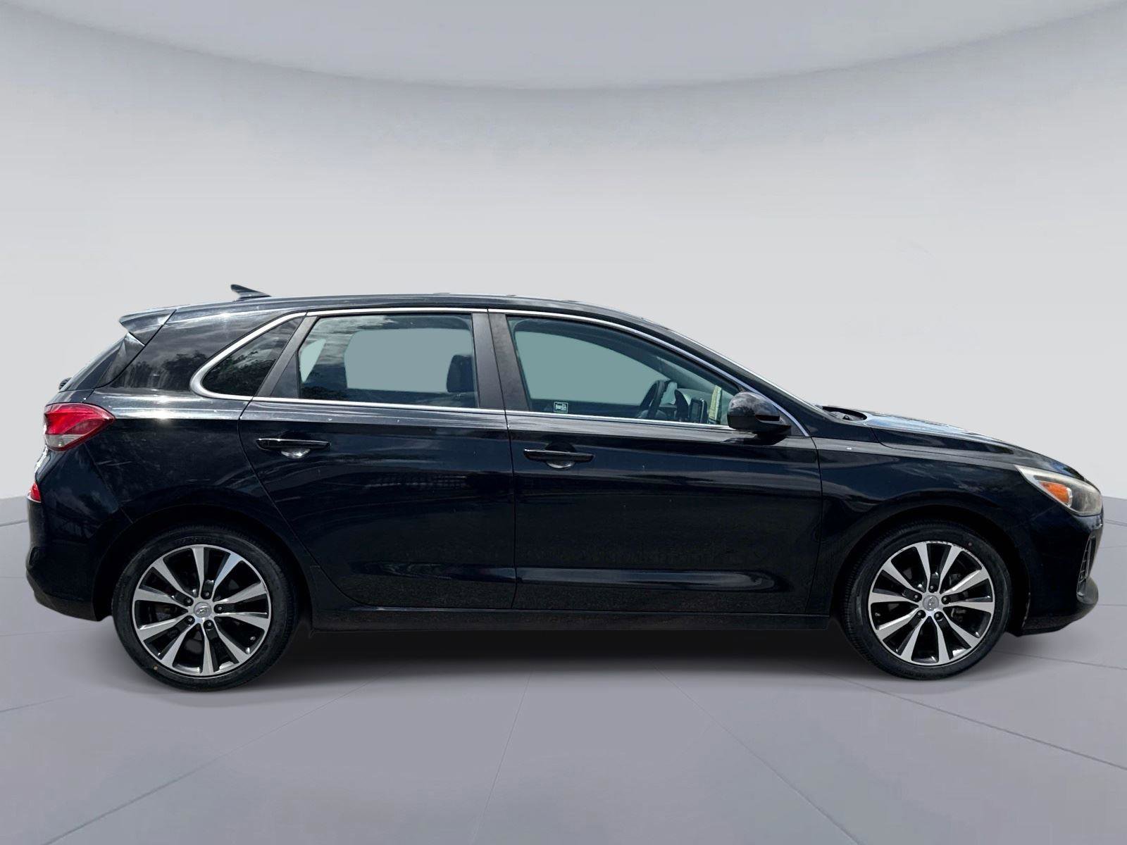 Used 2018 Hyundai Elantra GT FWD image 2