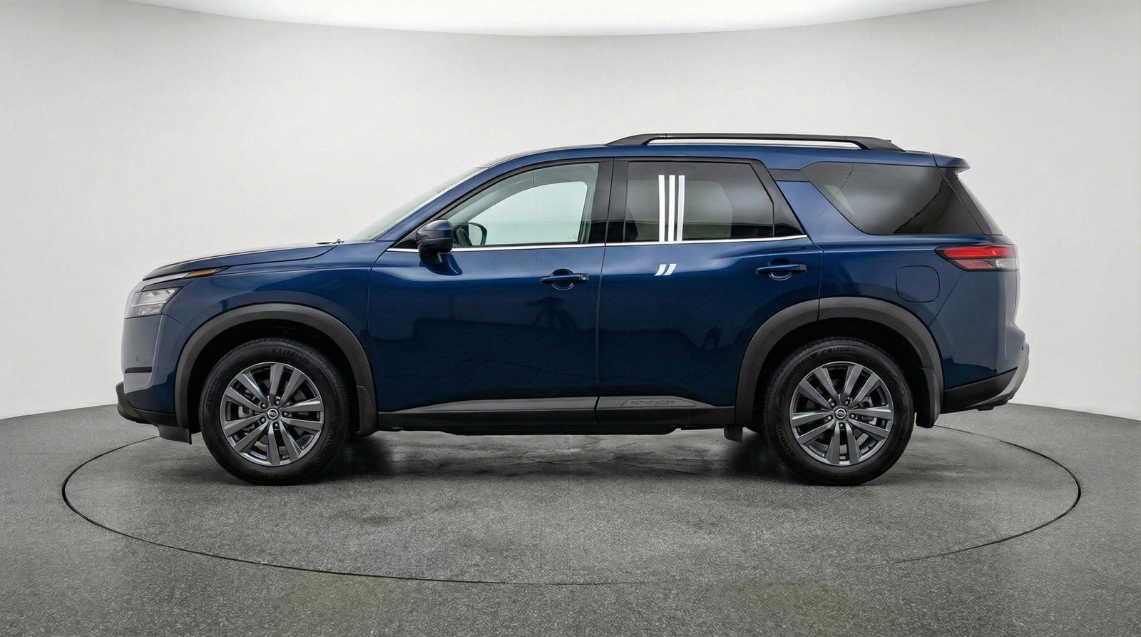 Used 2025 Nissan Pathfinder SV image 5