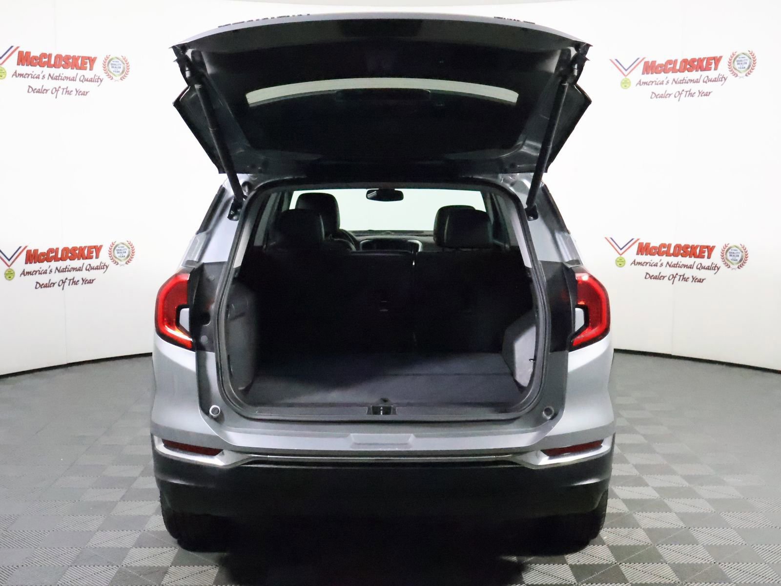 Used 2024 GMC Terrain SLT image 13