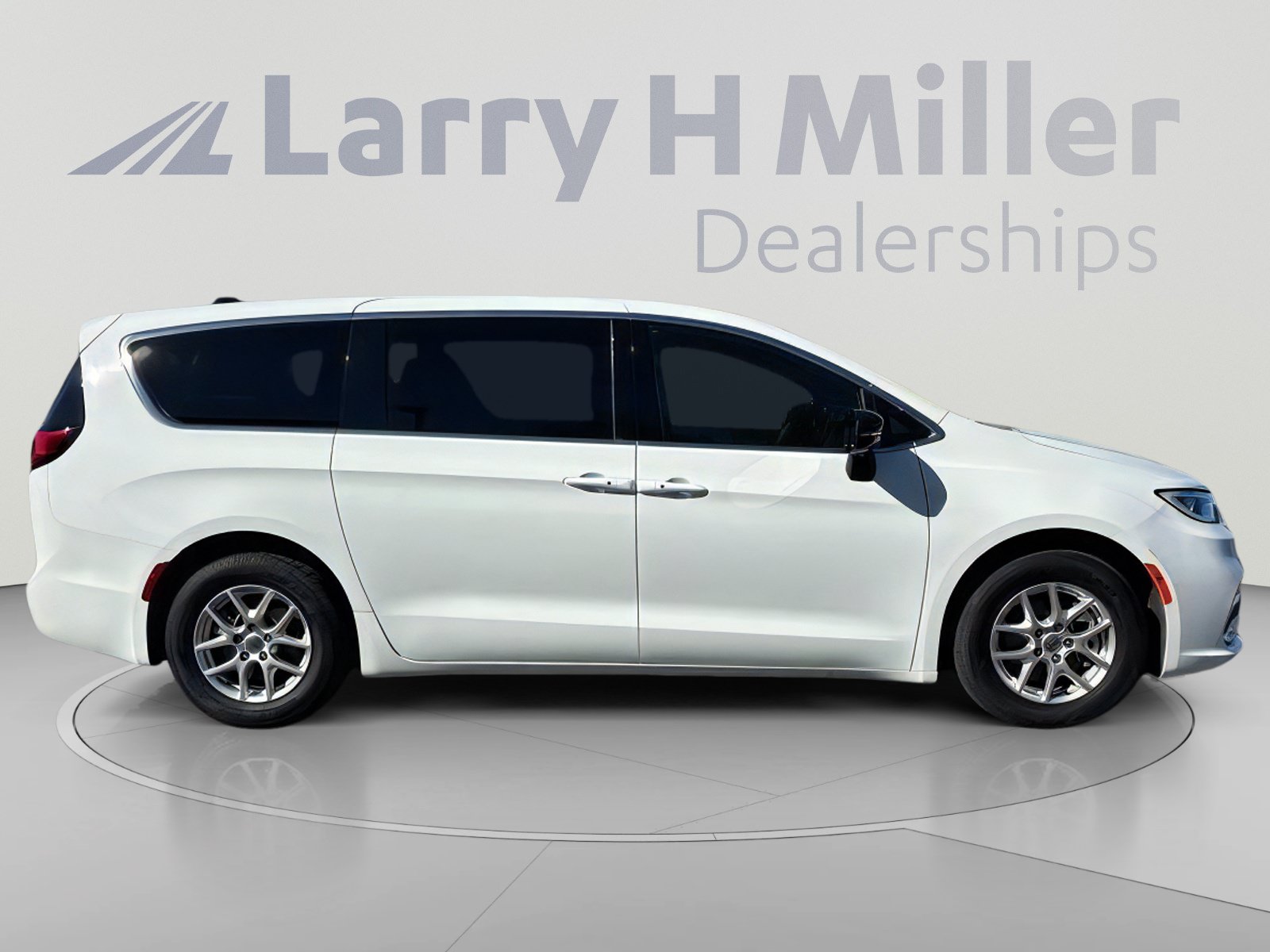 Used 2025 Chrysler Pacifica Select FWD image 7
