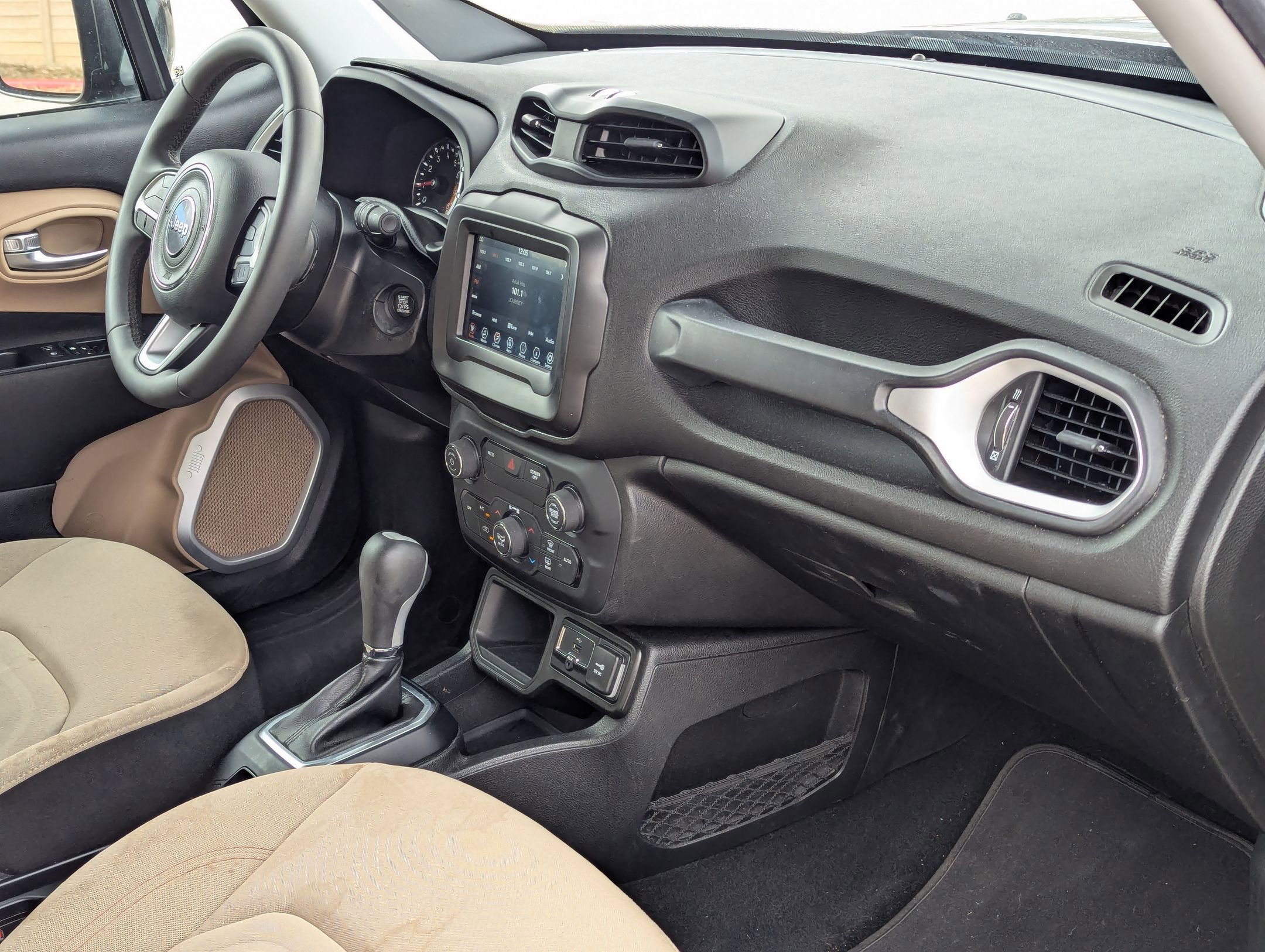 Used 2018 Jeep Renegade Latitude w/ Safety & Security Group image 23