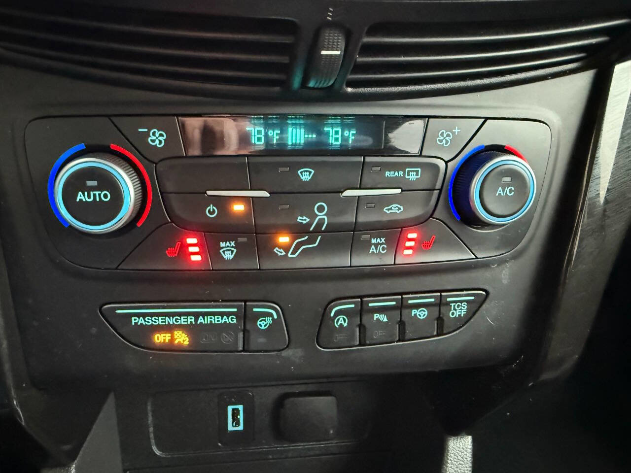 Used 2018 Ford Escape Titanium w/ Ford Safe & Smart Package image 18