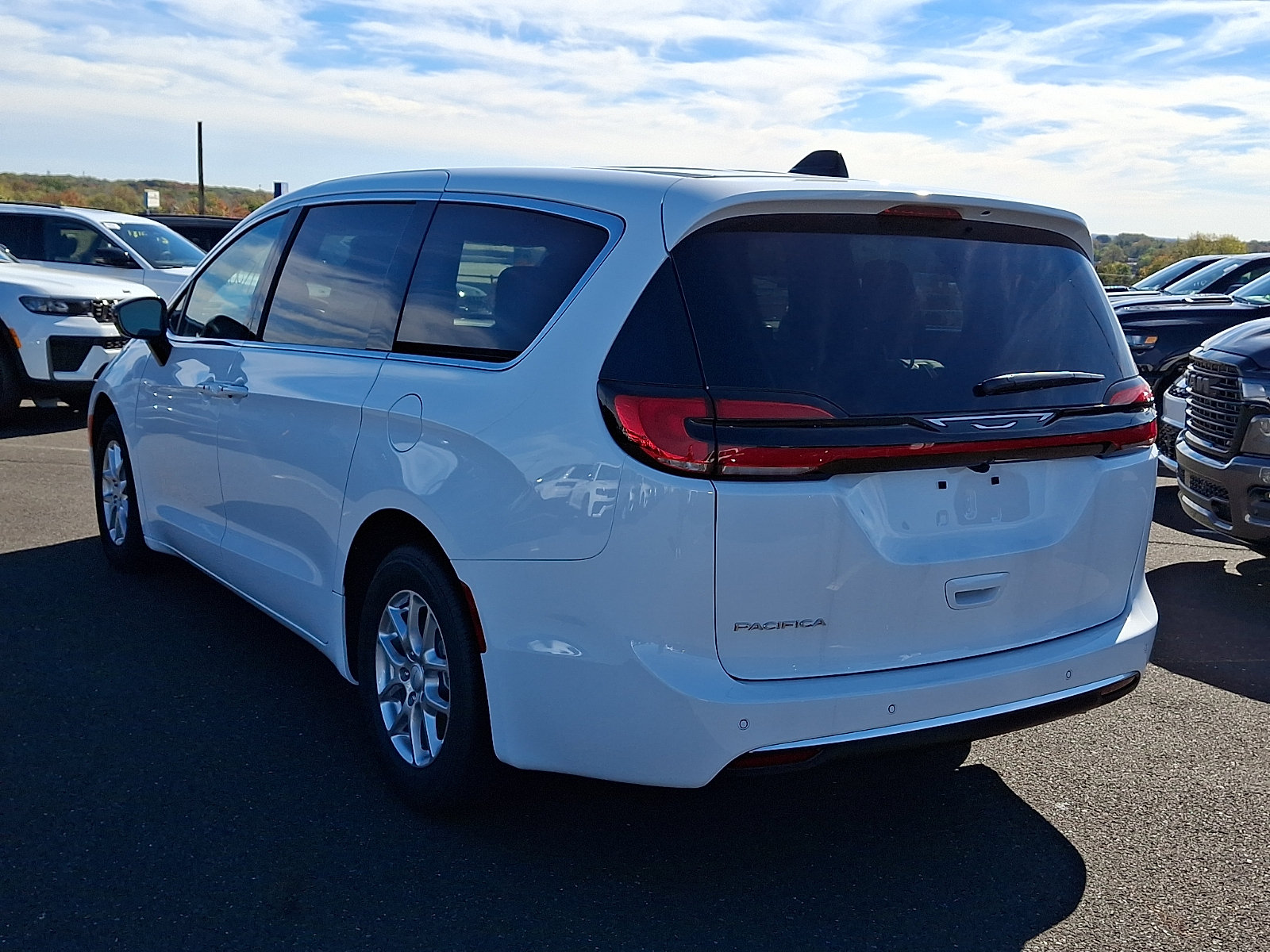 New 2027 Chrysler Pacifica Select FWD image 3