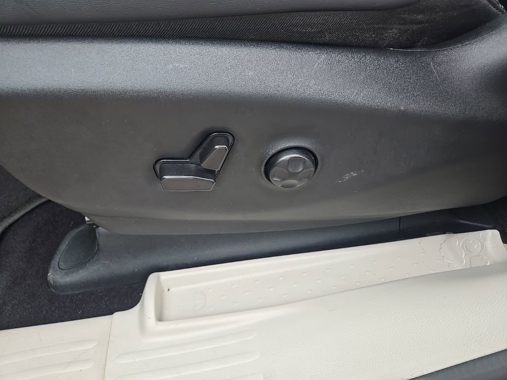 Used 2024 Chrysler Pacifica Touring-L image 32