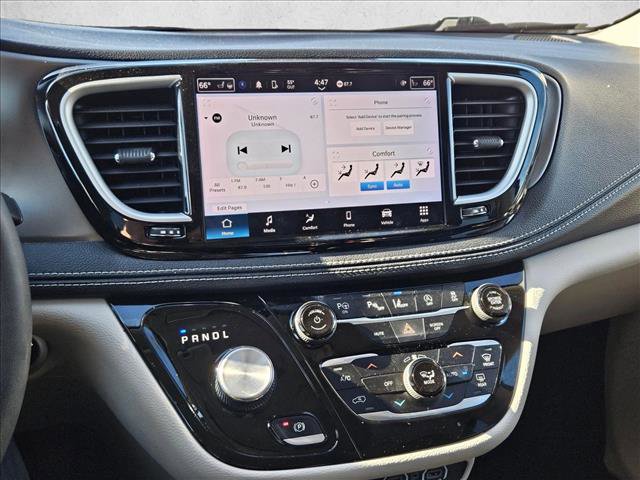 Used 2023 Chrysler Pacifica Touring-L image 12