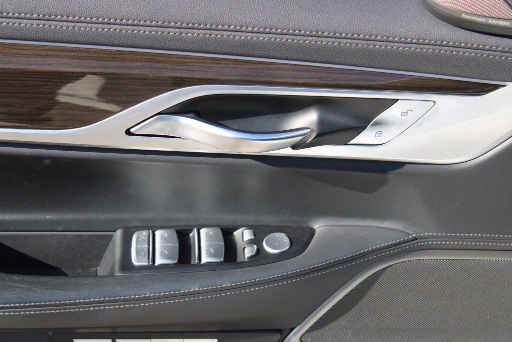 Used 2018 BMW 750i image 10