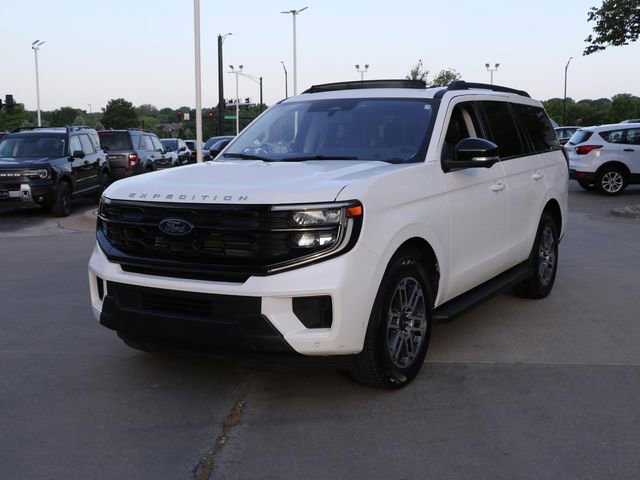 Used 2025 Ford Expedition Active AWD/4WD image 3