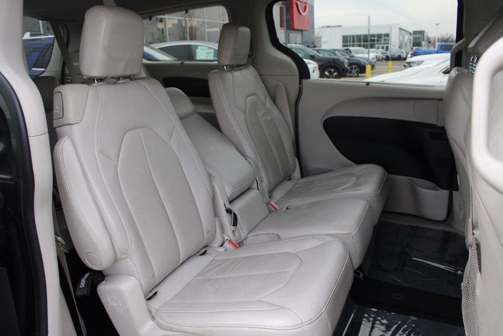 Used 2017 Chrysler Pacifica Touring-L image 23
