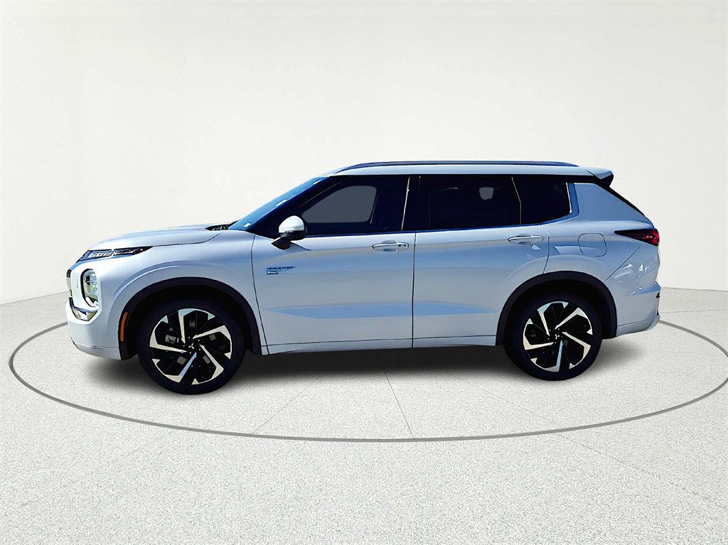 Used 2024 Mitsubishi Outlander 4WD Plug-In Hybrid image 3