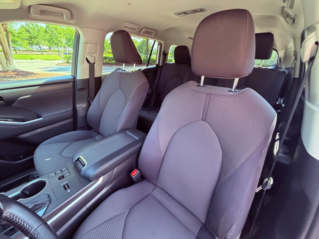 Used 2023 Toyota Highlander LE FWD image 9