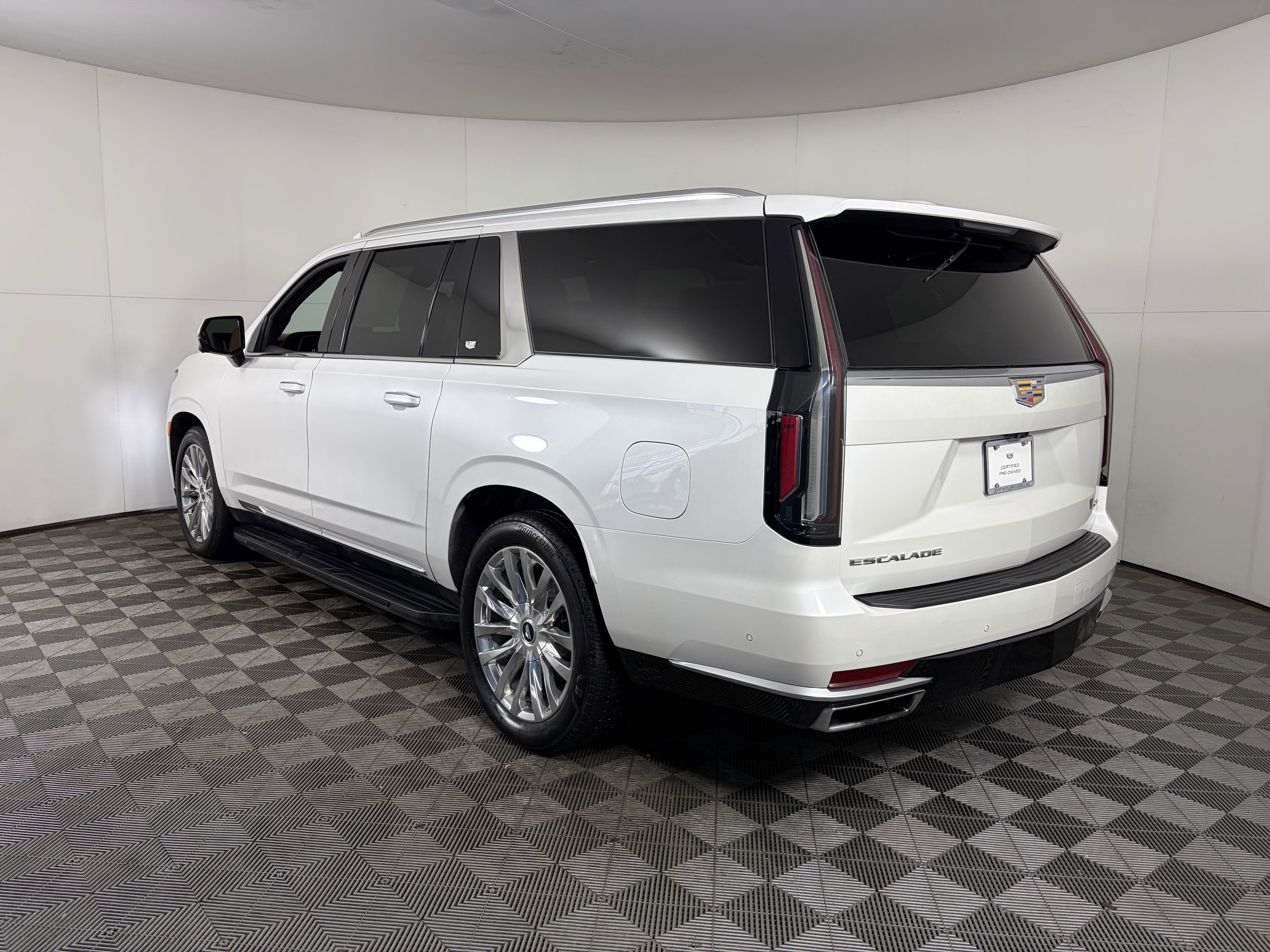 Used 2024 Cadillac Escalade ESV Premium Luxury w/ Performance Package image 15