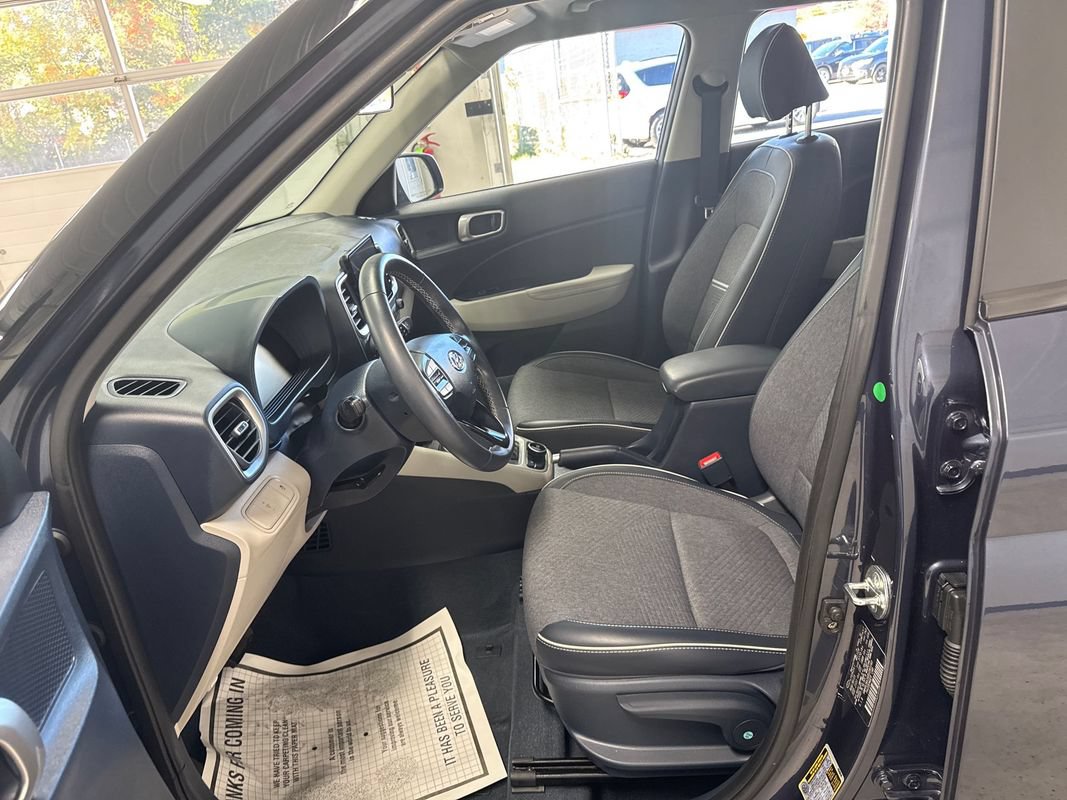 Used 2024 Hyundai Venue Limited FWD image 17