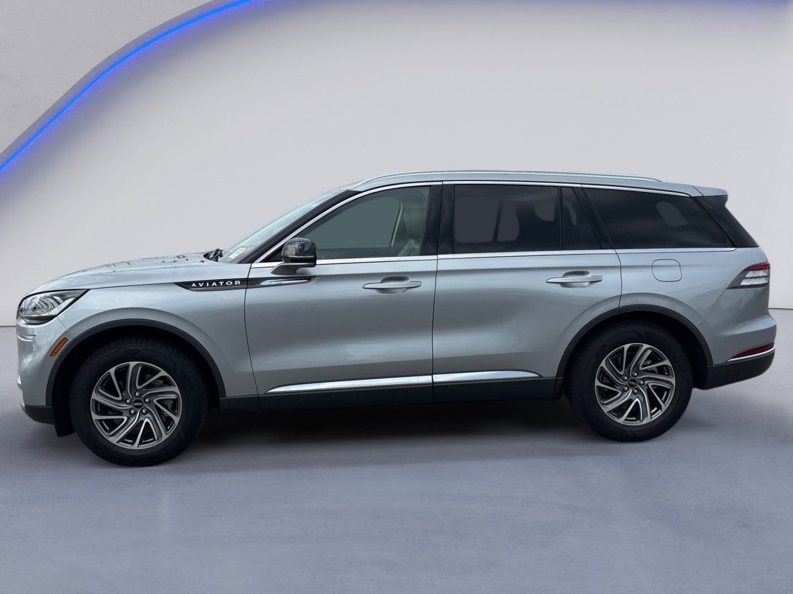 Used 2023 Lincoln Aviator 2WD image 3