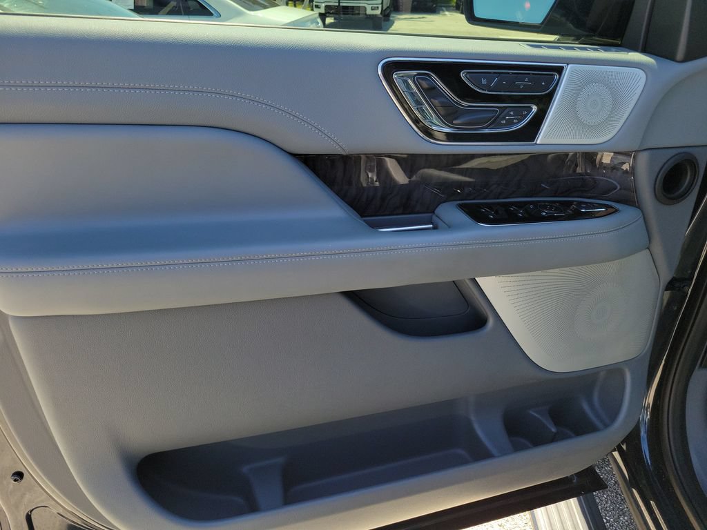 Used 2021 Lincoln Navigator Reserve w/ Luxury Package AWD/4WD image 19