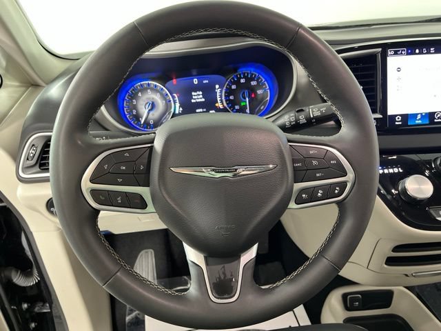 Used 2024 Chrysler Pacifica Touring-L FWD image 22