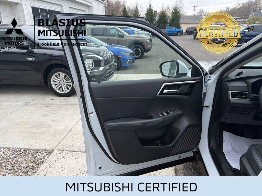 Used 2023 Mitsubishi Outlander 4WD Plug-In Hybrid image 15