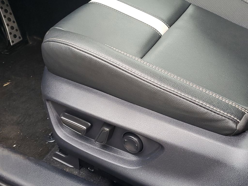 Used 2025 Toyota Camry SE image 12