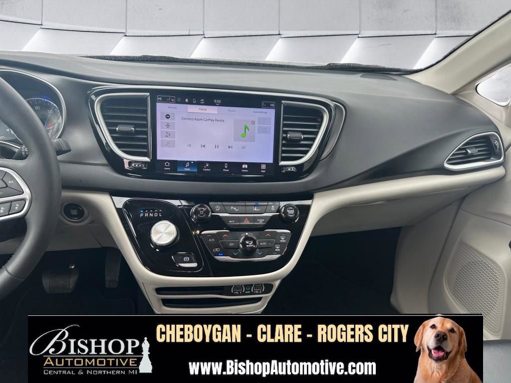 Used 2024 Chrysler Pacifica Touring-L FWD image 23