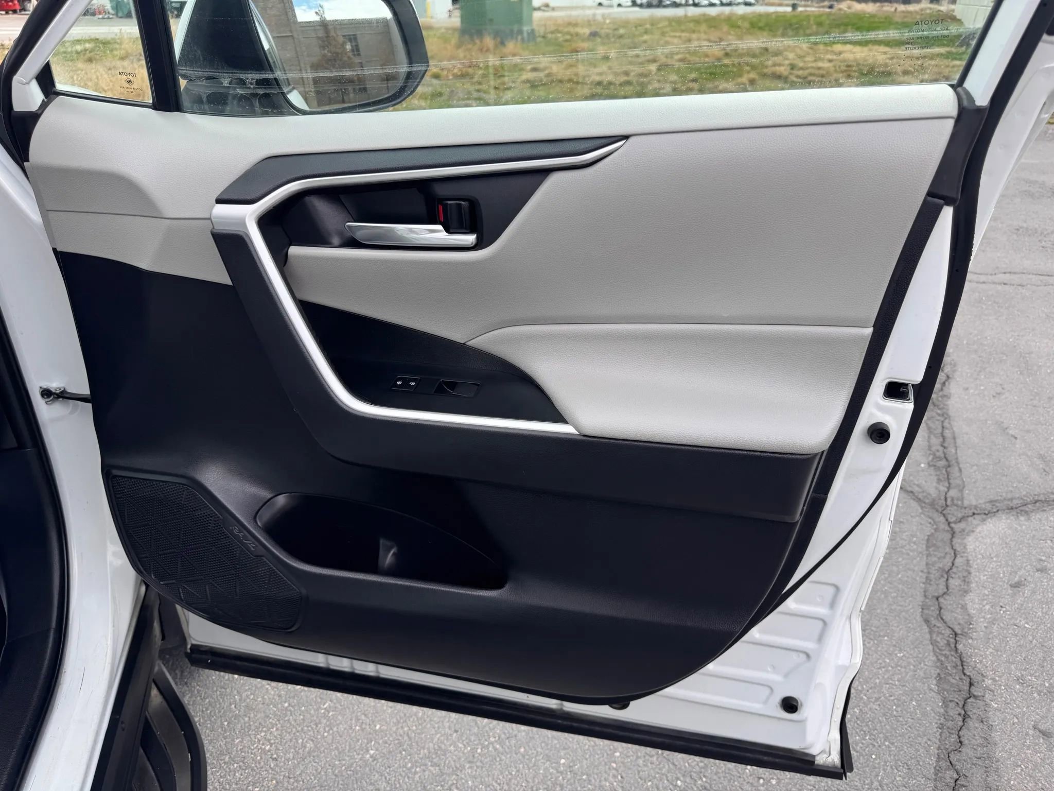 Used 2021 Toyota RAV4 XLE w/ Carpet Mat Package (TMS) image 20