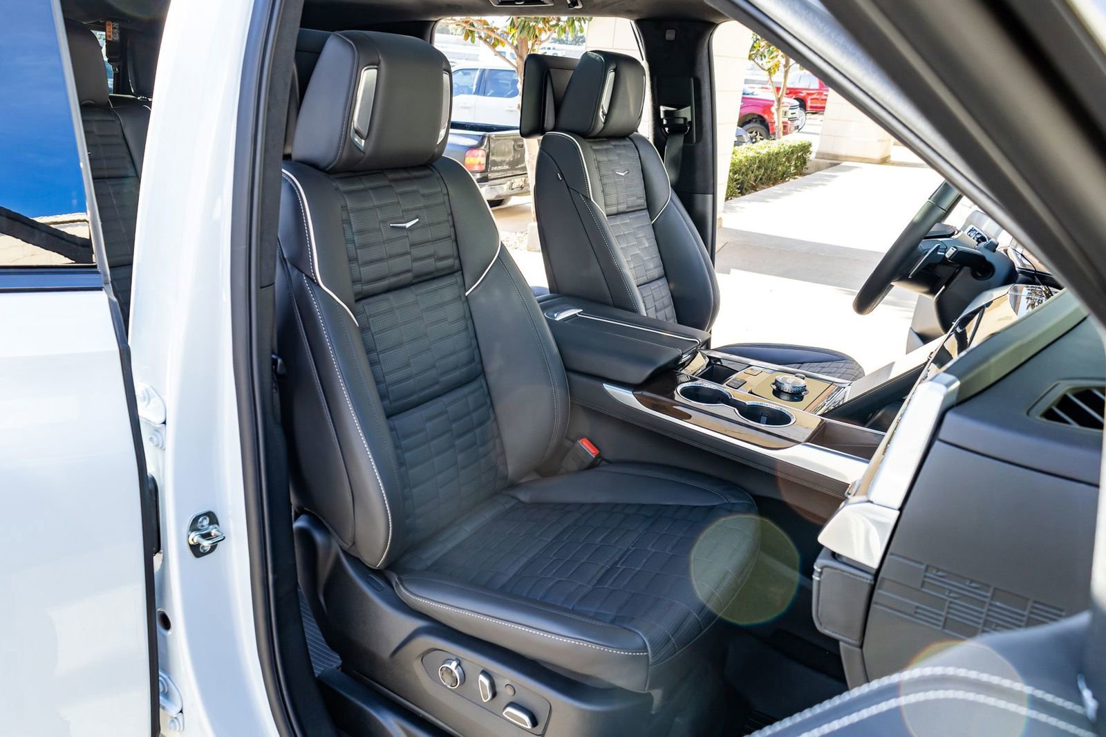 Used 2026 Cadillac Escalade Platinum Sport w/ LPO, Floor Liner Package AWD/4WD image 27