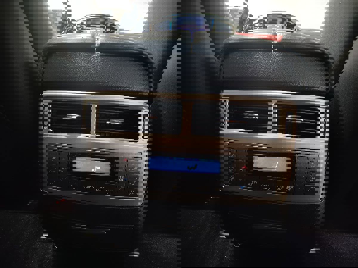 Used 2015 Lexus LX 570 4WD w/ Luxury Package image 19