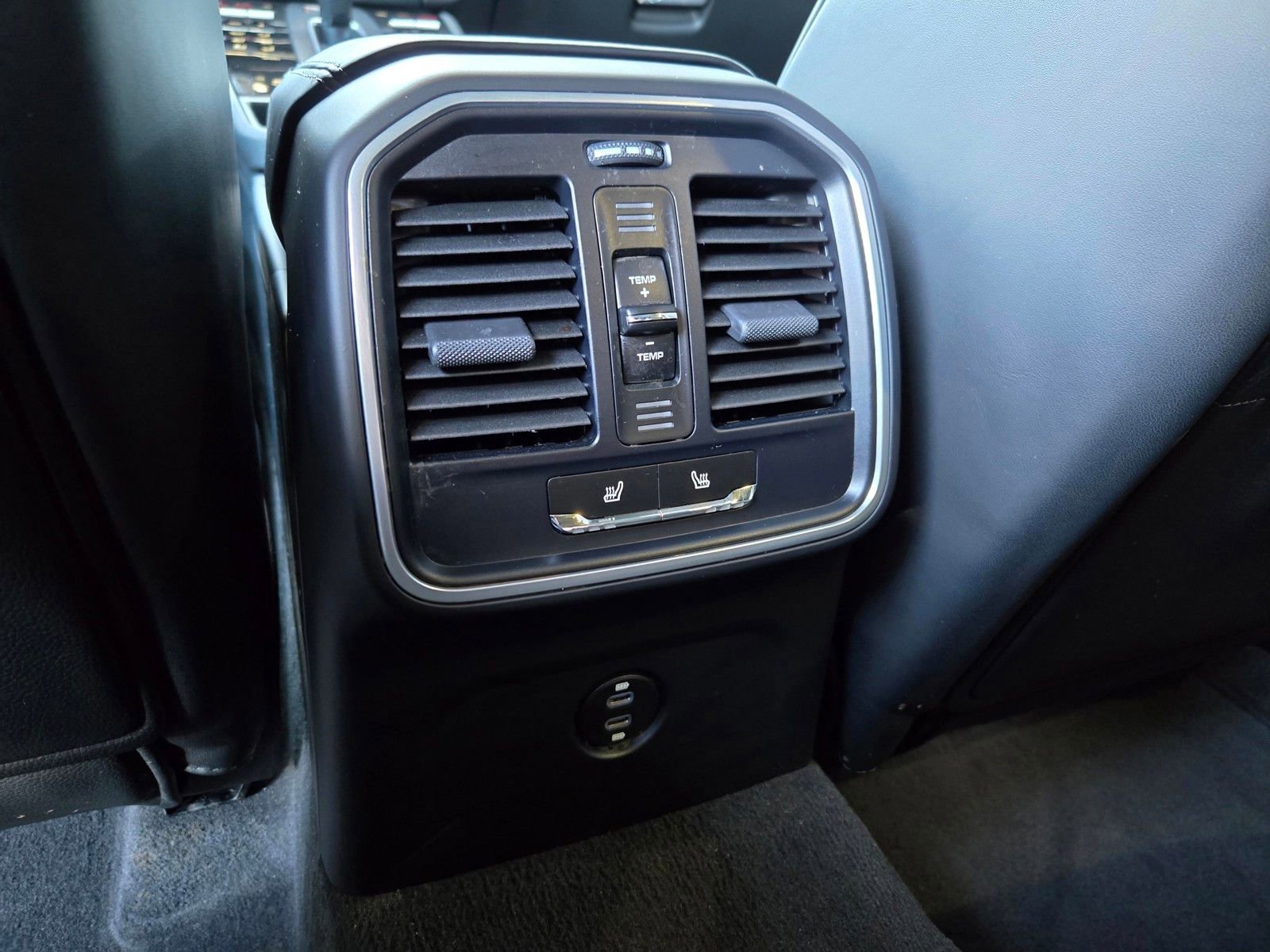 Used 2025 Porsche Macan AWD/4WD image 18