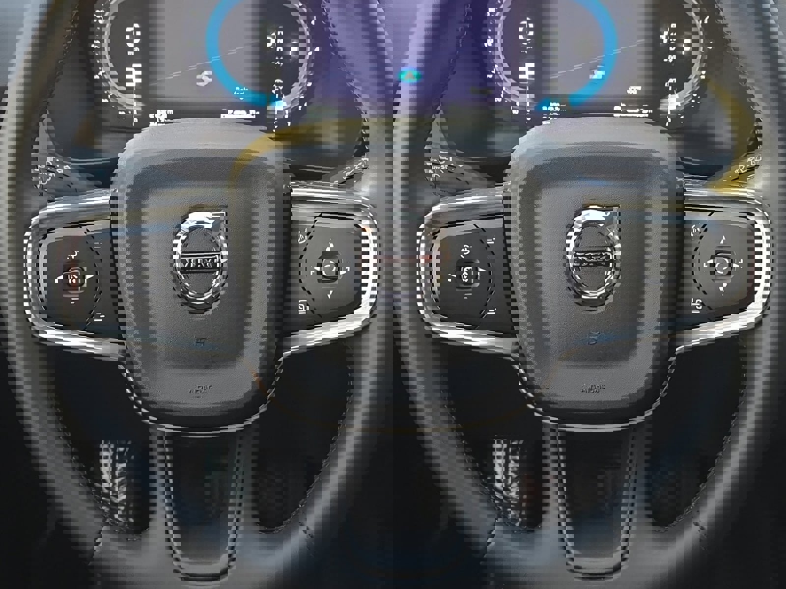 Certified 2025 Volvo XC40 B5 Plus image 12