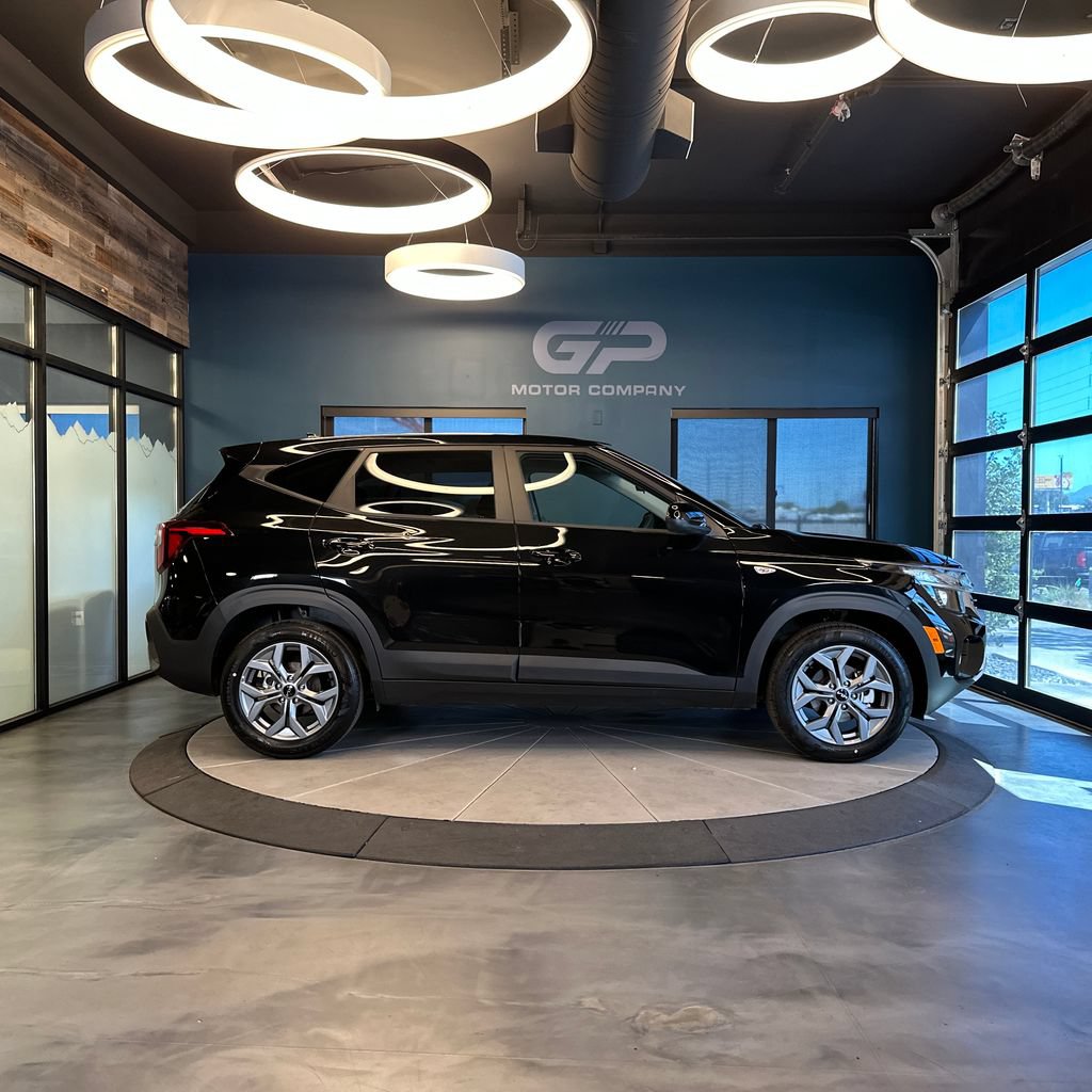Used 2026 Kia Seltos LX FWD image 2