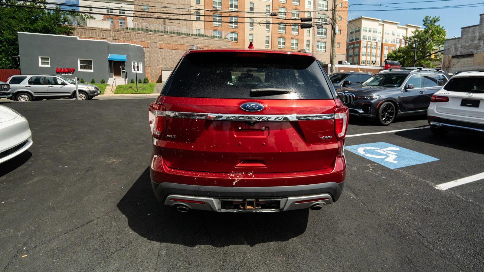 Used 2017 Ford Explorer XLT w/ Equipment Group 202A AWD/4WD image 4