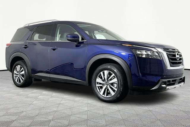 Used 2025 Nissan Pathfinder SL image 3