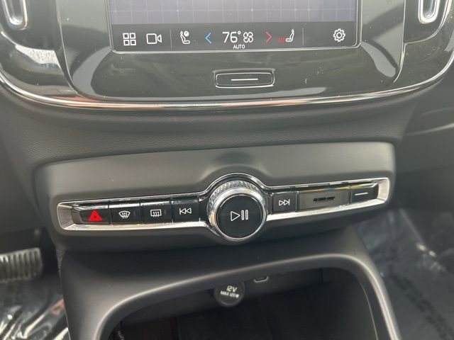 Certified 2025 Volvo XC40 B5 Plus AWD/4WD image 25