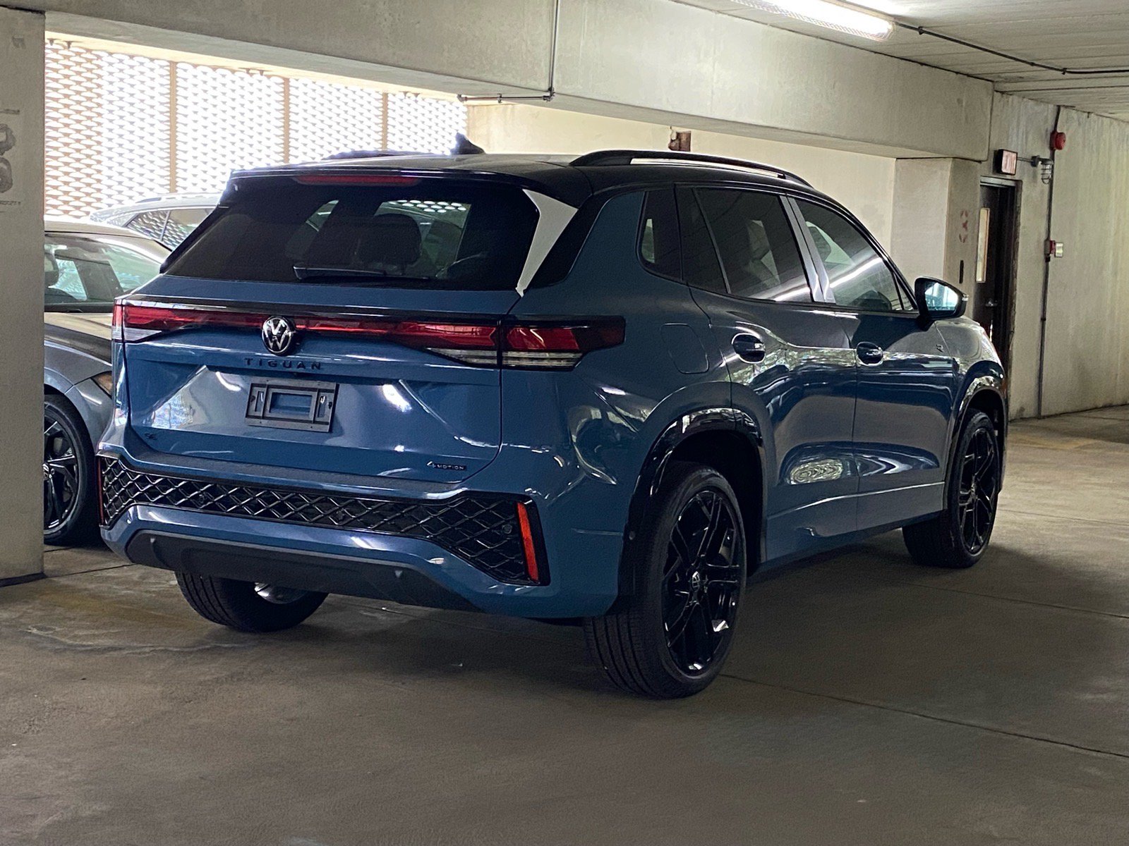 New 2026 Volkswagen Tiguan SE R-Line AWD/4WD image 3