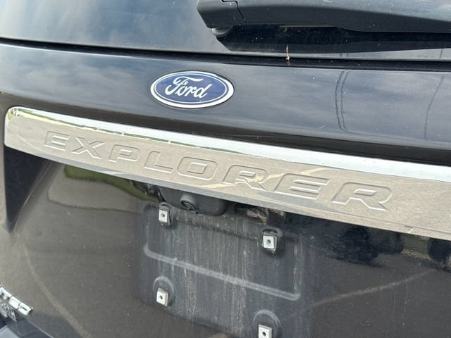 Used 2021 Ford Explorer Limited w/ Equipment Group 301A AWD/4WD image 16