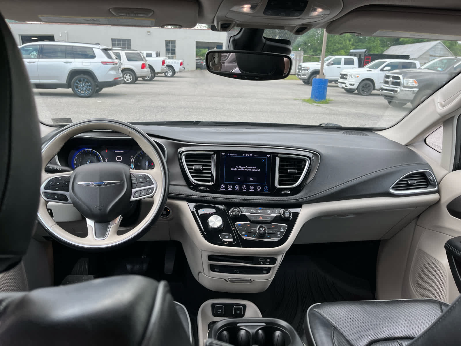 Used 2018 Chrysler Pacifica Limited w/ Tire & Wheel Group FWD image 23