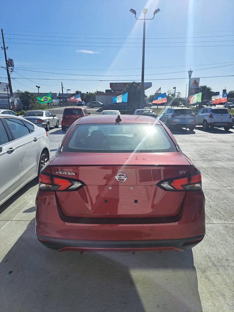 Used 2021 Nissan Versa SV image 2