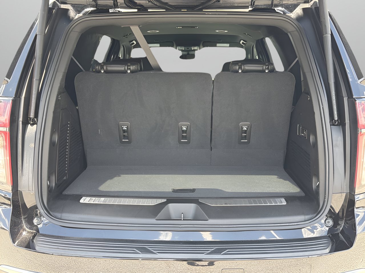 Used 2024 Chevrolet Tahoe High Country RWD image 8