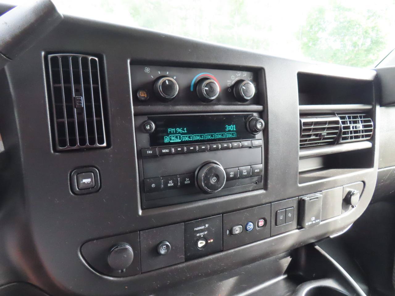 Used 2020 Chevrolet Express 3500 w/ Driver Convenience Package RWD image 28