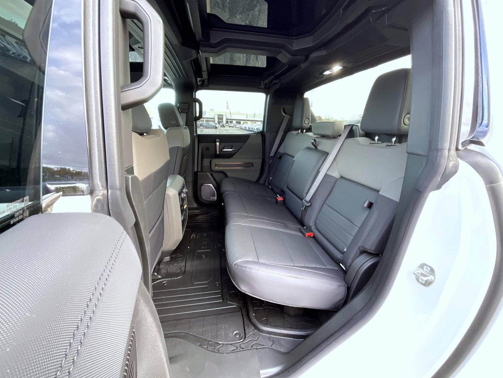New 2025 GMC Hummer EV 2X w/ LPO, Dark Essentials Package AWD/4WD image 19