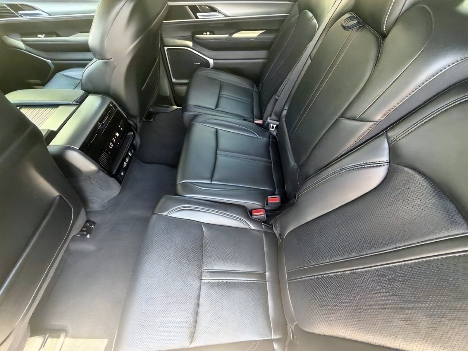 Used 2025 Jeep Wagoneer 4WD image 13