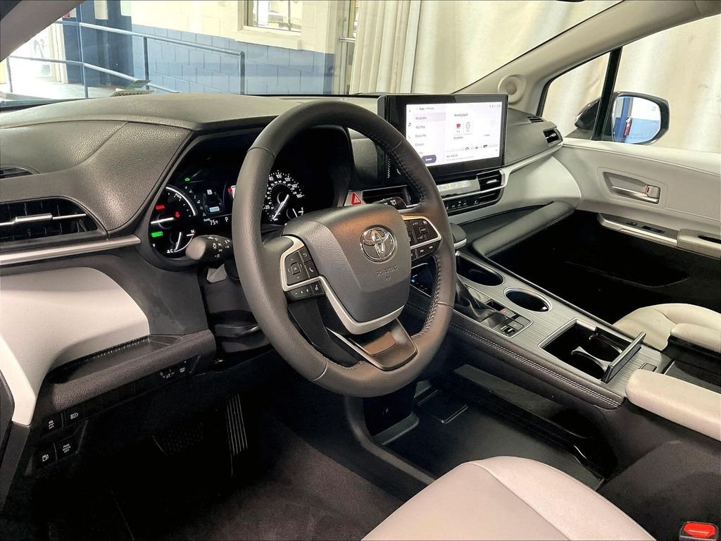 Used 2025 Toyota Sienna XLE w/ XLE Plus Package AWD/4WD image 8