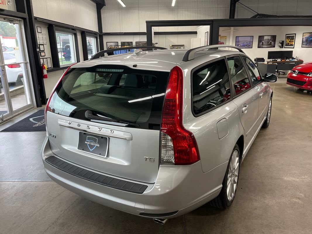 Used 2011 Volvo V50 T5 w/ Preferred Pkg FWD image 15