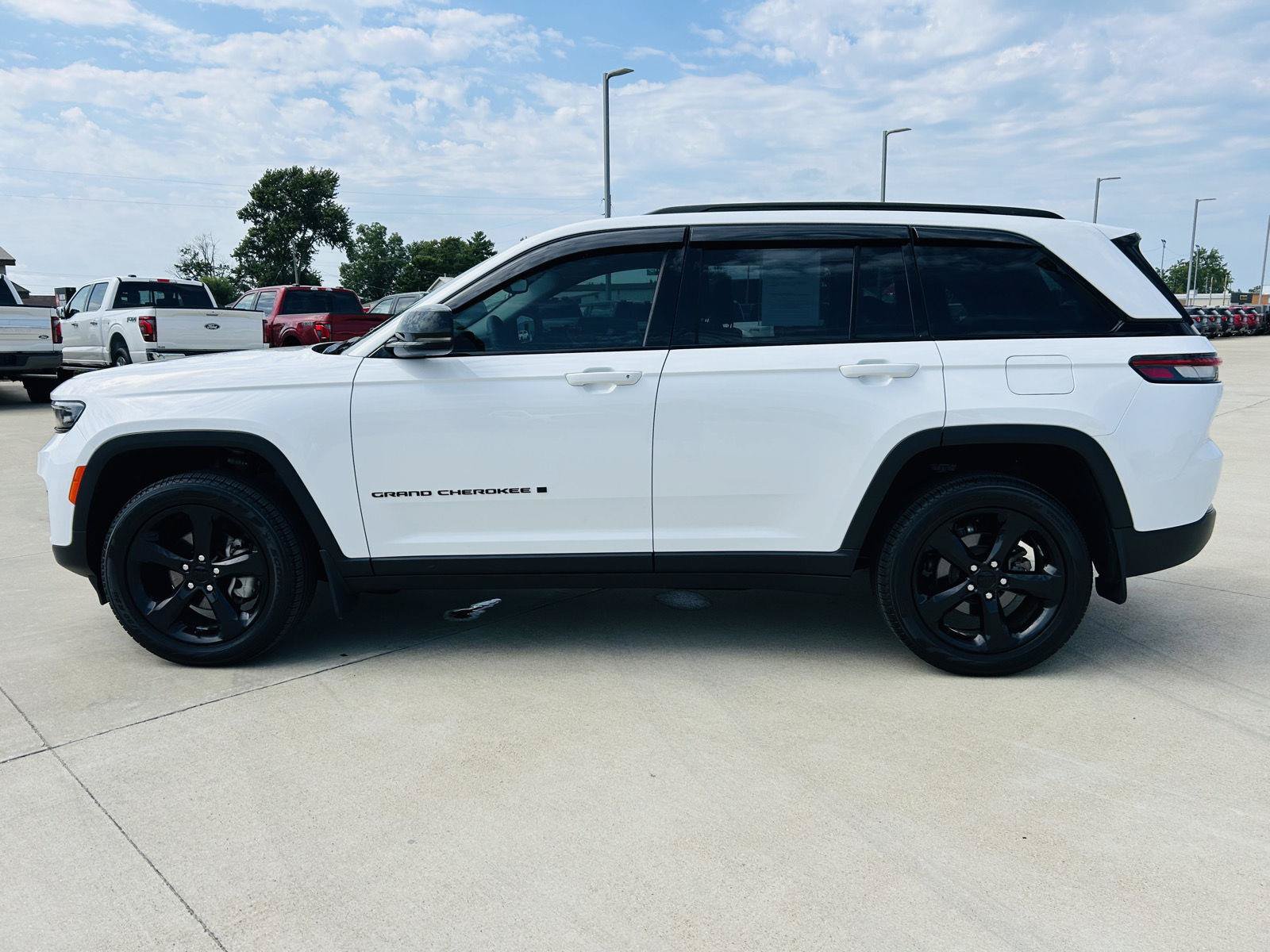 Used 2023 Jeep Grand Cherokee Limited w/ Black Appearance Package AWD/4WD image 38