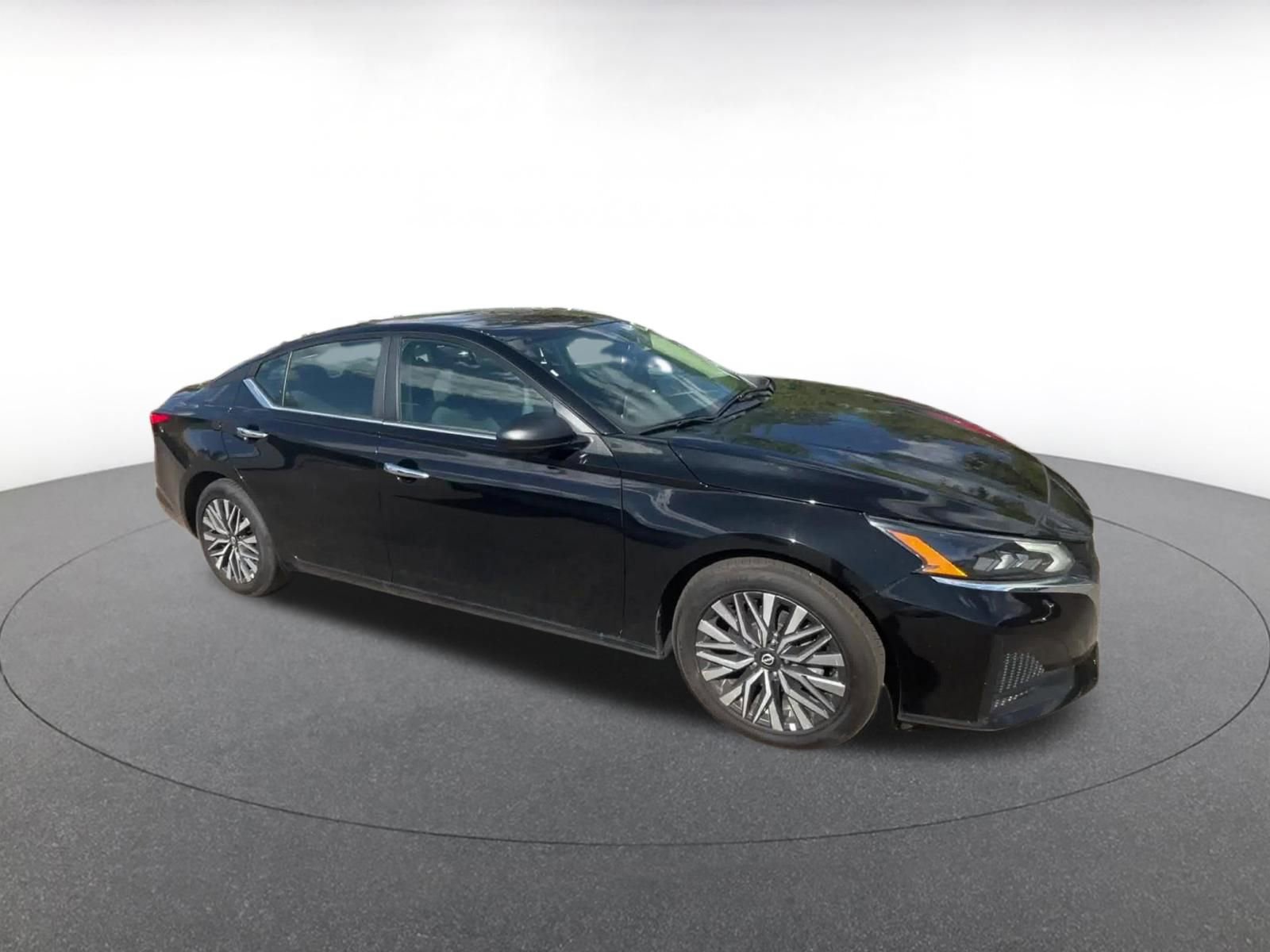 Used 2025 Nissan Altima 2.5 SV FWD image 2