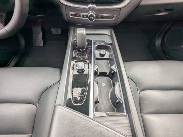 Certified 2025 Volvo XC60 B5 Core image 24
