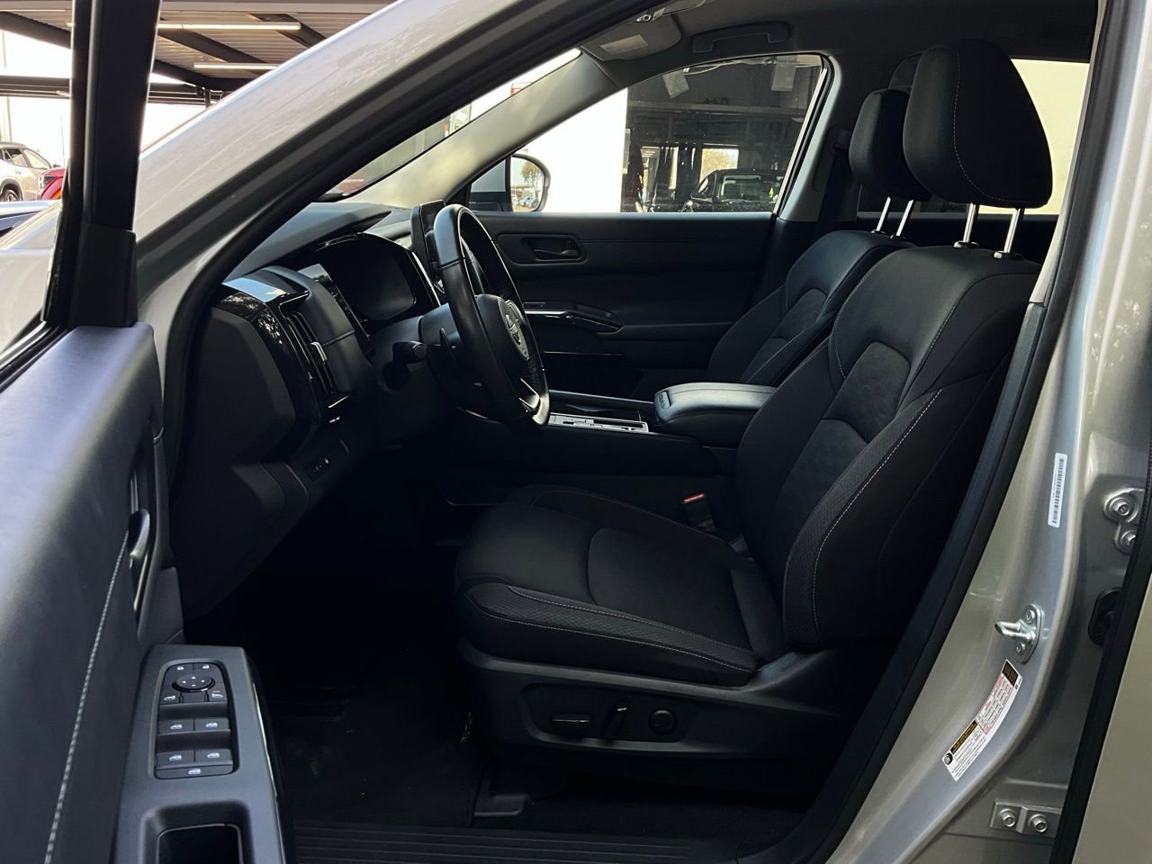 Used 2024 Nissan Pathfinder SV image 10