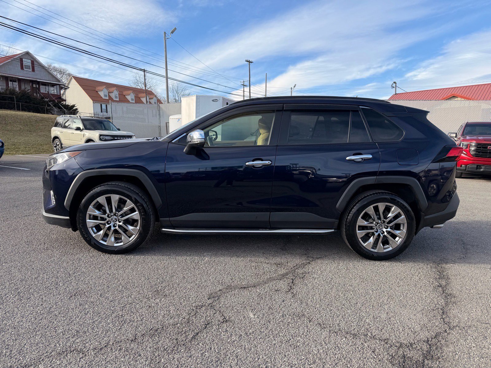 Used 2021 Toyota RAV4 XLE Premium image 3