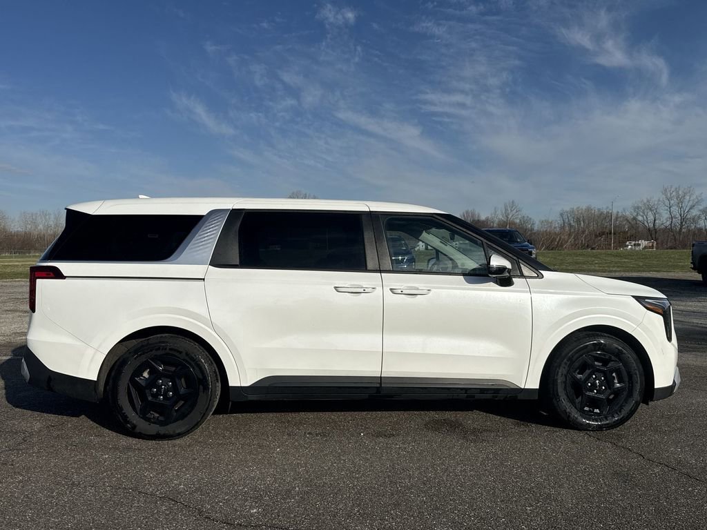 Used 2025 Kia Carnival image 9