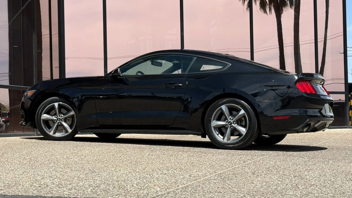 Used 2016 Ford Mustang Coupe RWD image 6