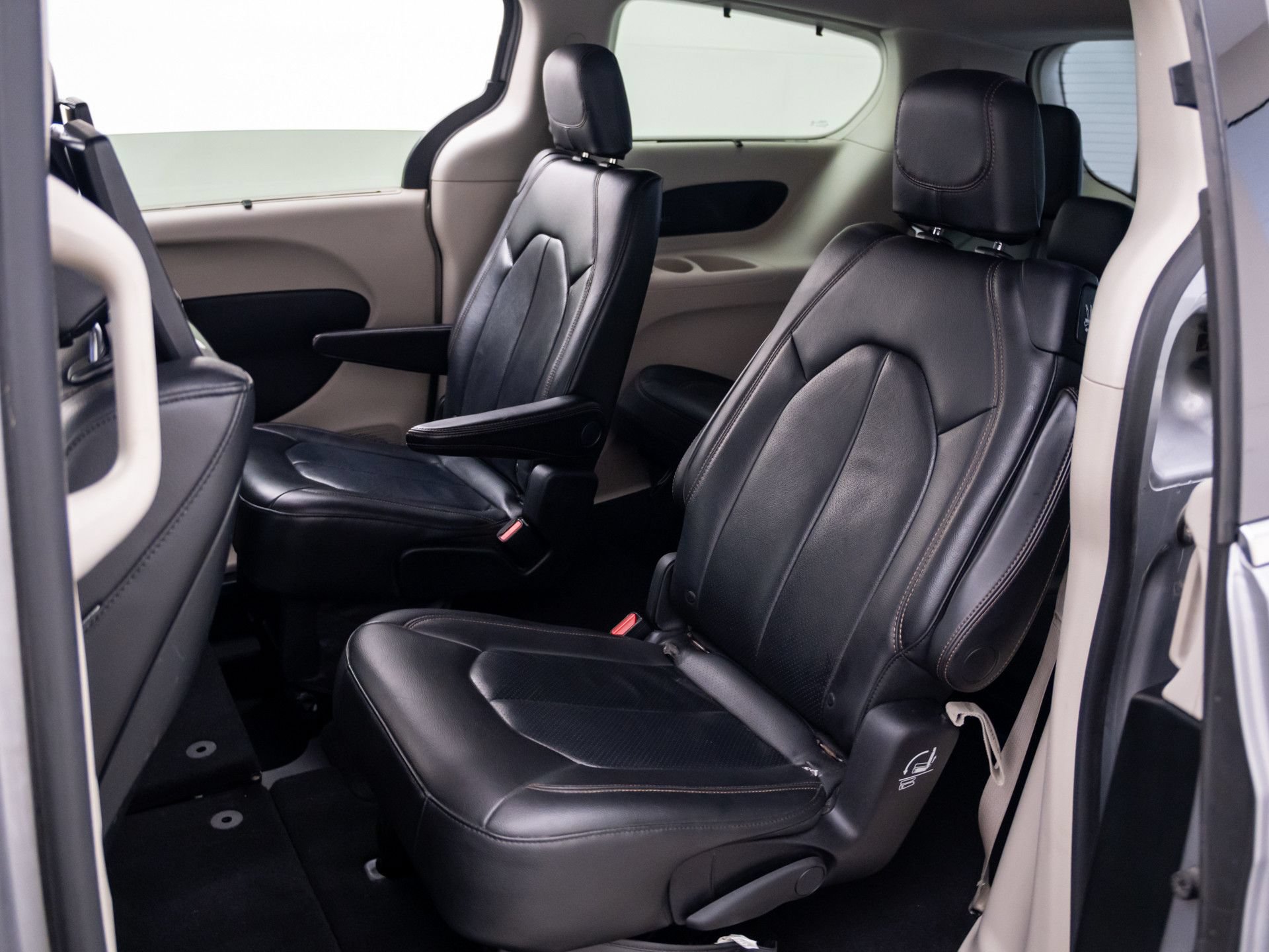 Used 2017 Chrysler Pacifica Touring-L Plus w/ Advanced Safetytec Group FWD image 18