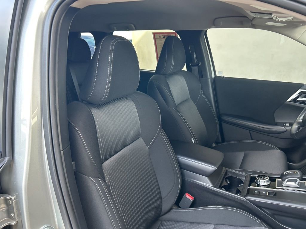 Used 2024 Mitsubishi Outlander ES image 18